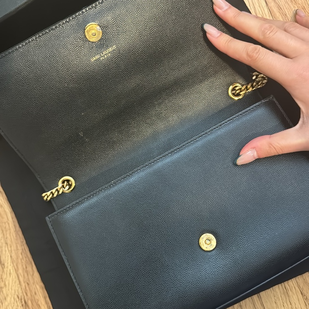 Saint Laurent
Kate Medium YSL Crossbody Bag in Grained Leather - Picture 8 of 11